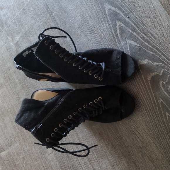 Shoes - Picture 5 of 9